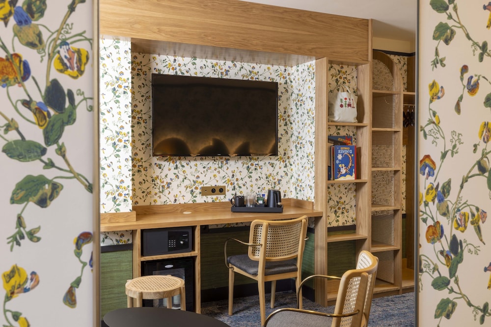 Hotel Jardin De Cluny 37/42