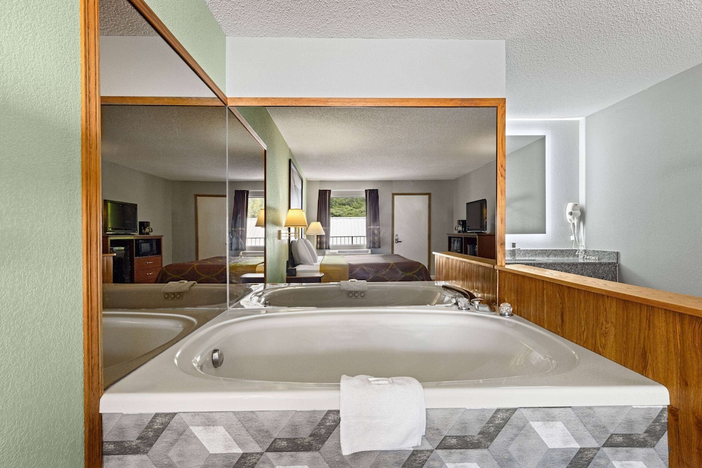 Super 8 by Wyndham Branson Shepherd of the Hills Exwy 32/60