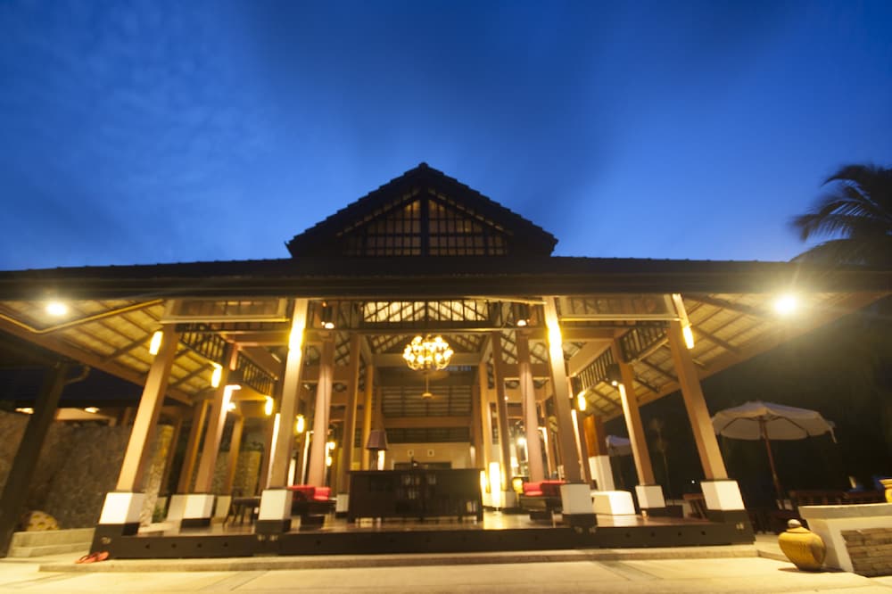 Palm Galleria Resort in TAKUA PA