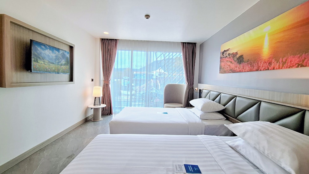 Deluxe Twin Balcony Mountain View 9/10
