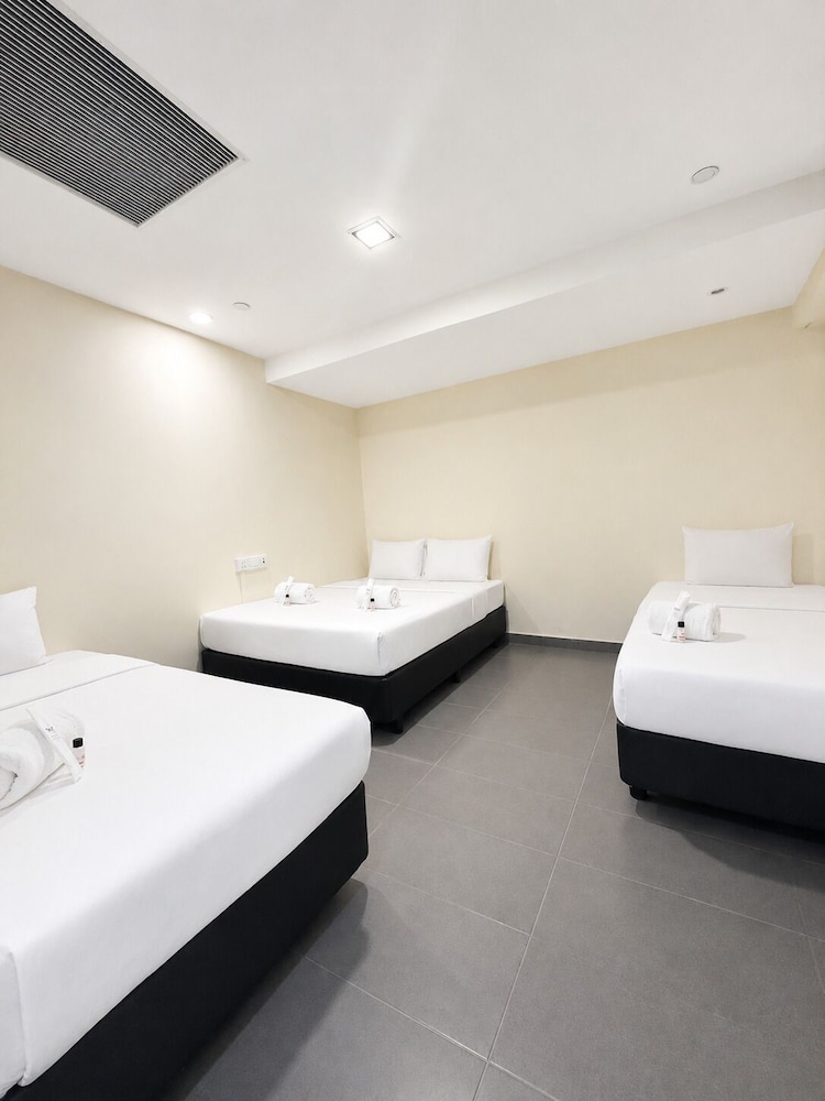 Family Suite, Queen and Twin Beds, No Window، Sandpiper Hotel 4/7
