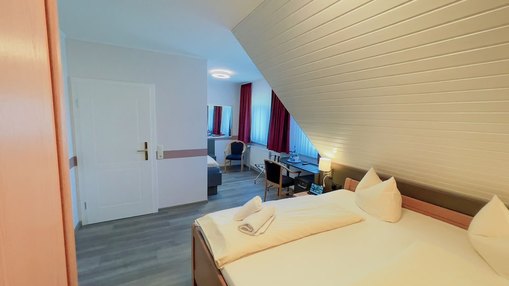 غرفة ثلاثية بسرير مزدوج وسرير فردي، Hotel Schnehagen 5/8