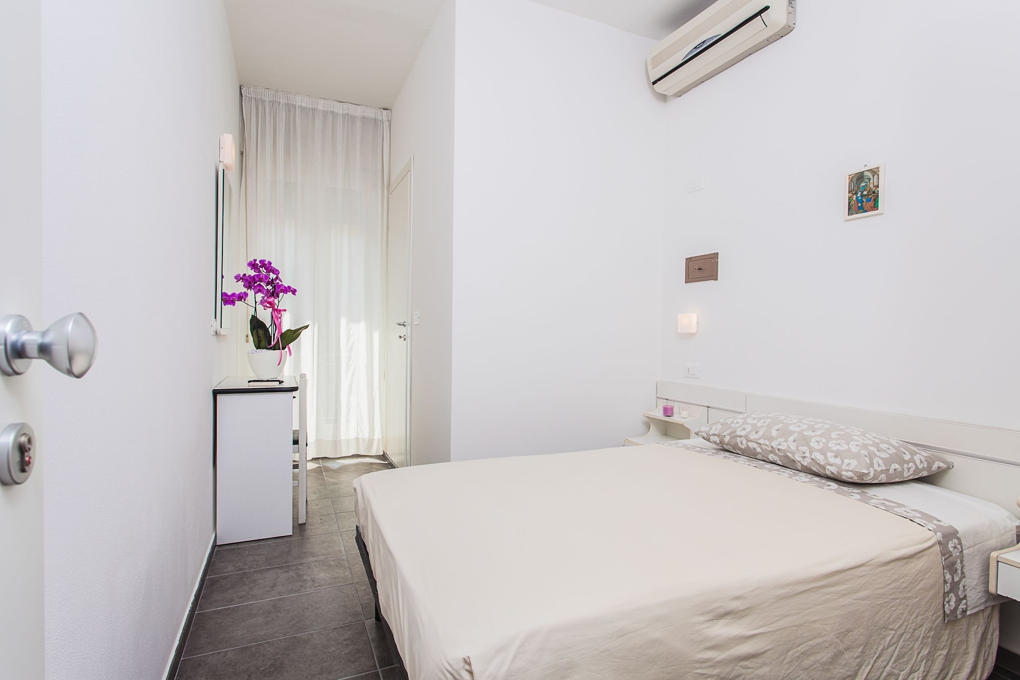 1 BEDROOM, SINGLE, DOUBLE BED