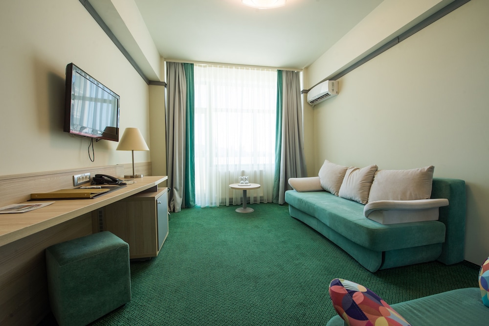 Malibu Hotel 24/50