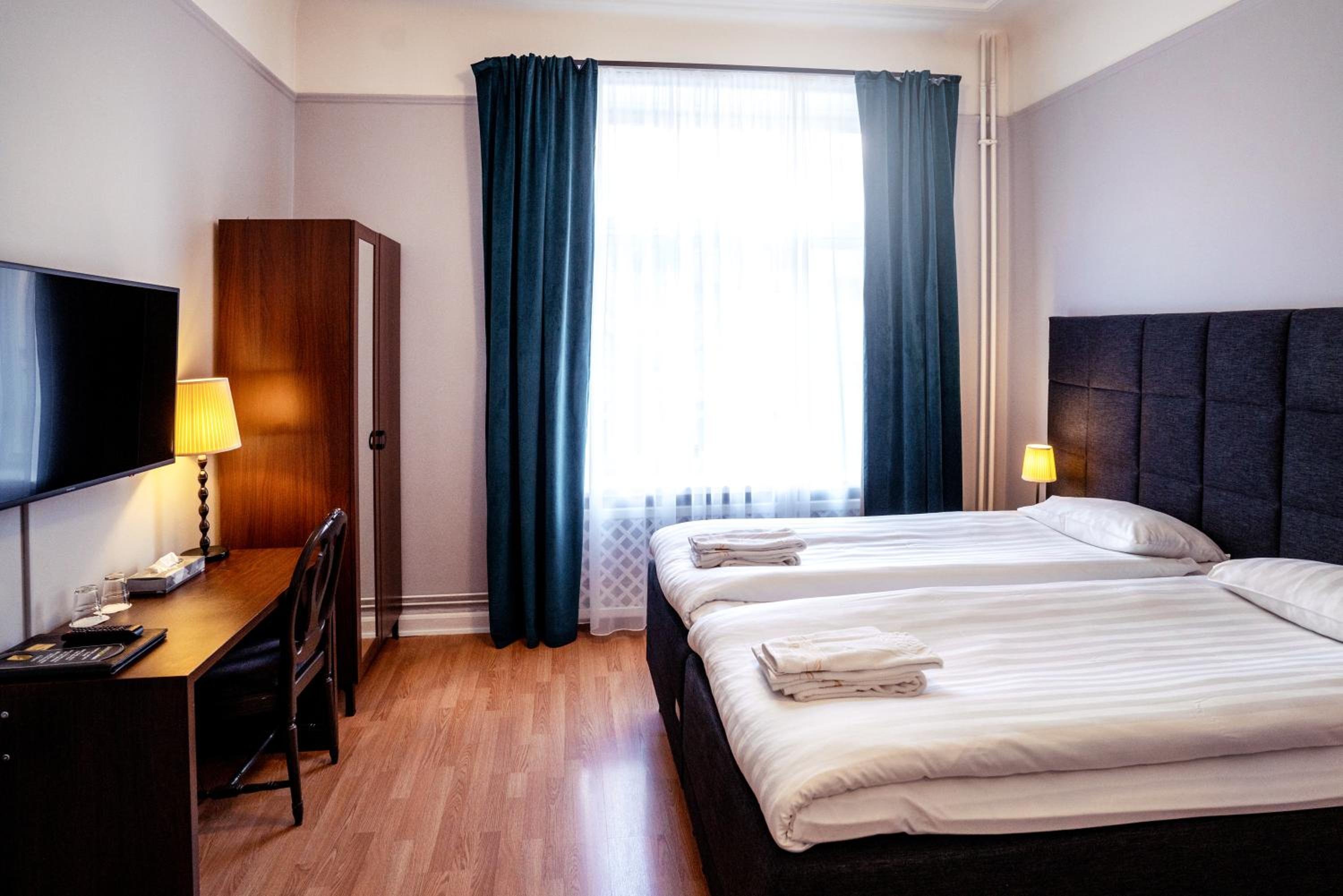 Queen's Hotel First Partner 9/45