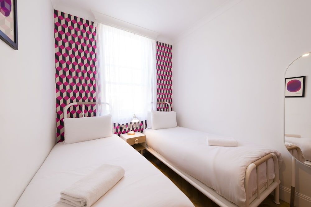 ROOM, TWIN BEDS