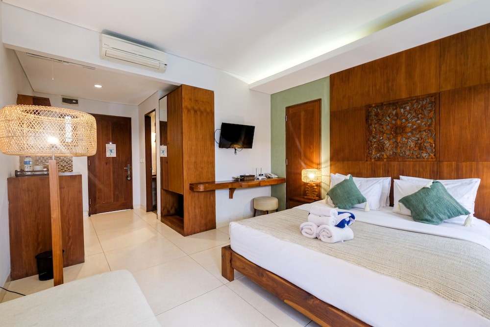 Suite, Pool View