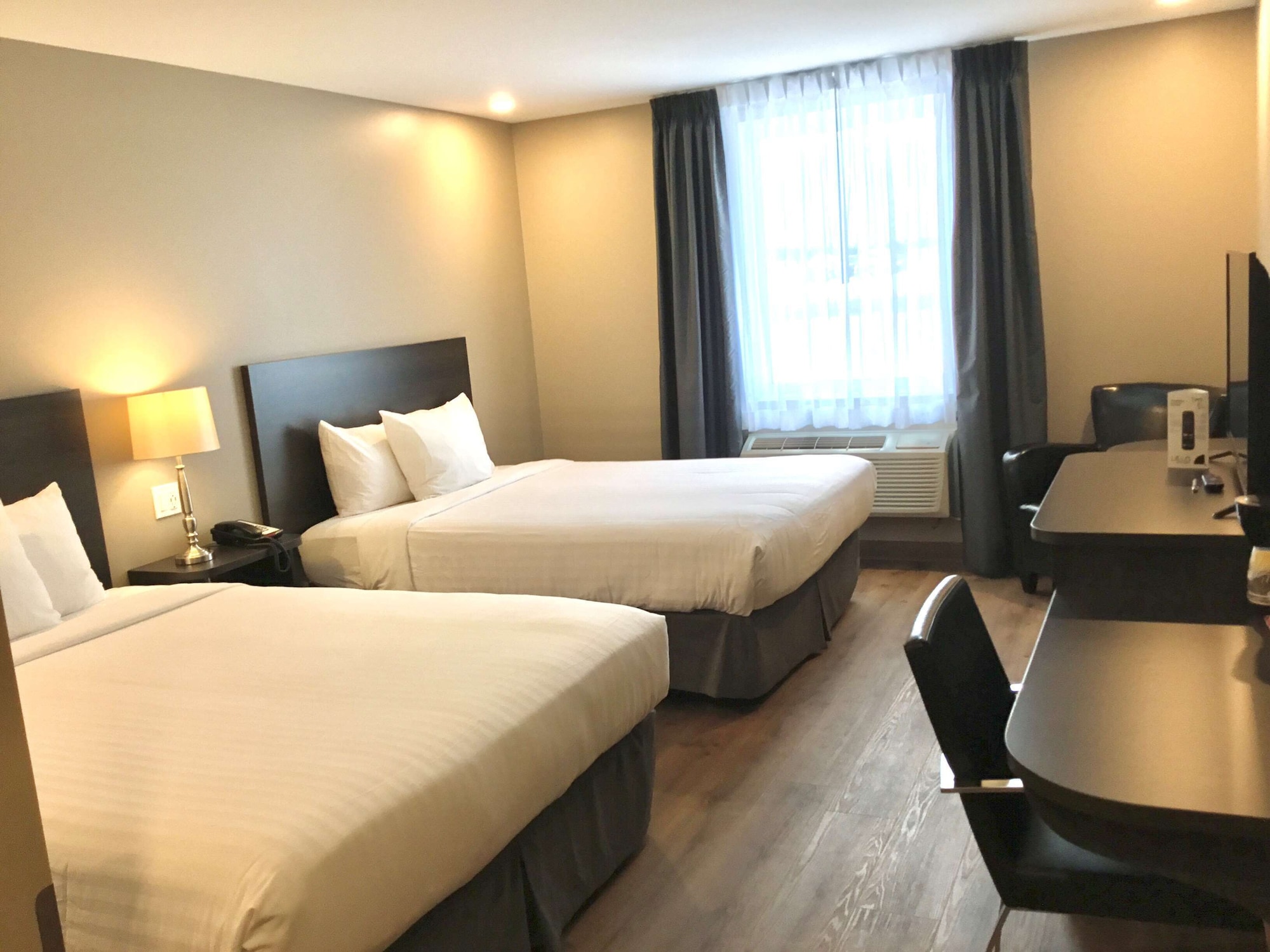 غرفة قياسية بسريرين كوين، Villa Inn and Suites, SureStay Collection By Best Western 5/8