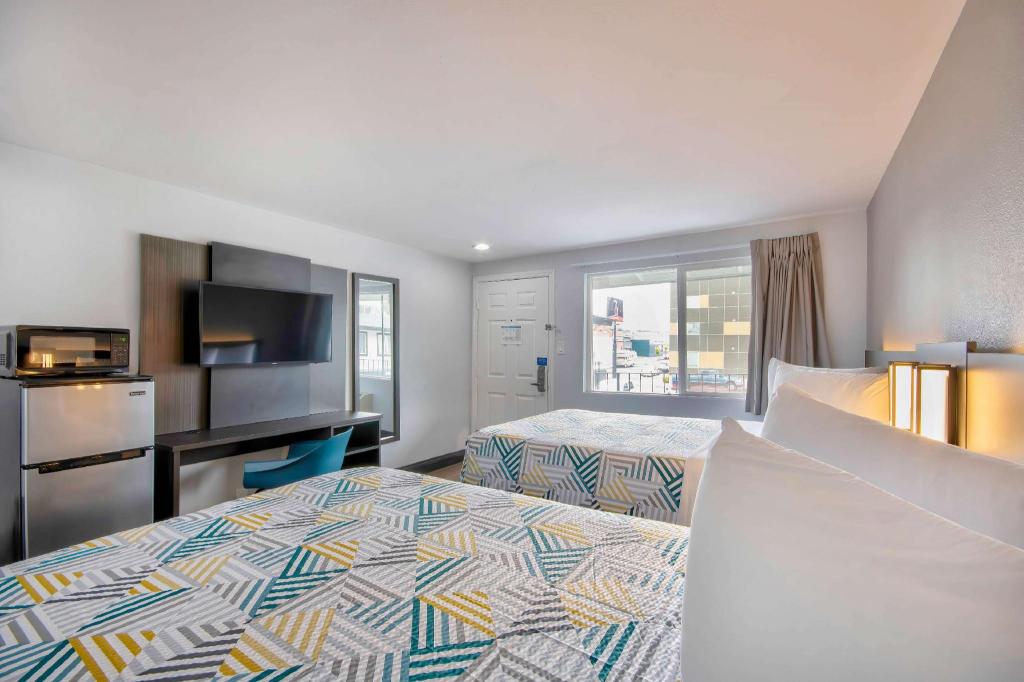 2 Full Beds - Non-Smoking, Kitchen، Studio6 Eureka, CA - Old Town 5/10