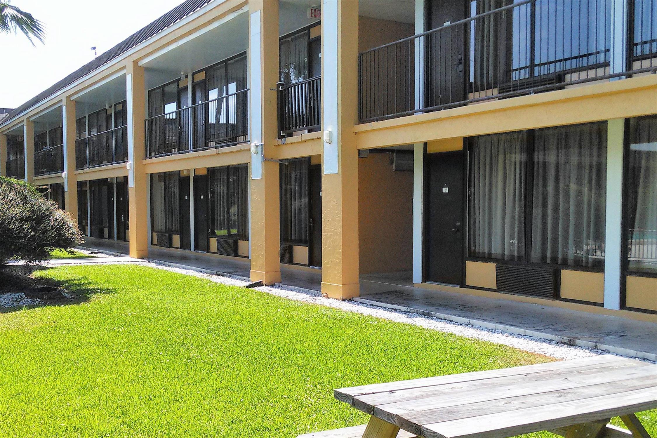 Econo Lodge Ormond Beach North - Daytona 28/28
