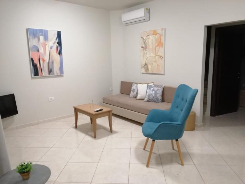 Carisa Suites and Apartments 25/50