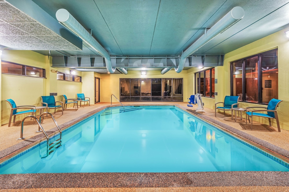 La Quinta Inn and Suites by Wyndham Jamestown 1/46