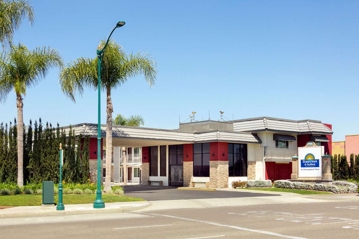 Days Inn & Suites By Wyndham Anaheim At Disneyland Park 41/44