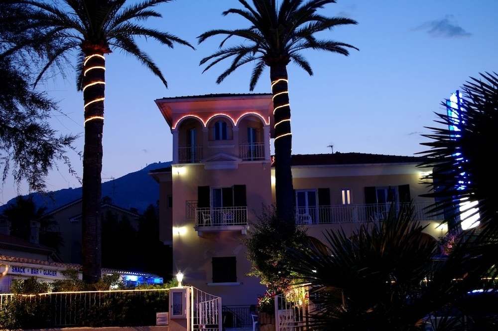 Hôtel Reine D'Azur 2/50
