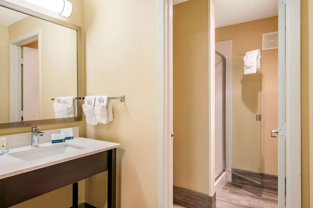Efficiency, Suite, King Bed, Quality Inn & Suites Albany Corvallis 3/4