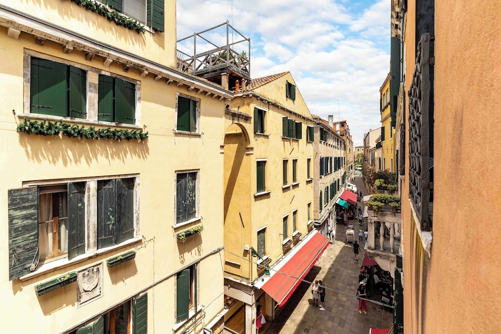 Majestic Rialto House 2/50