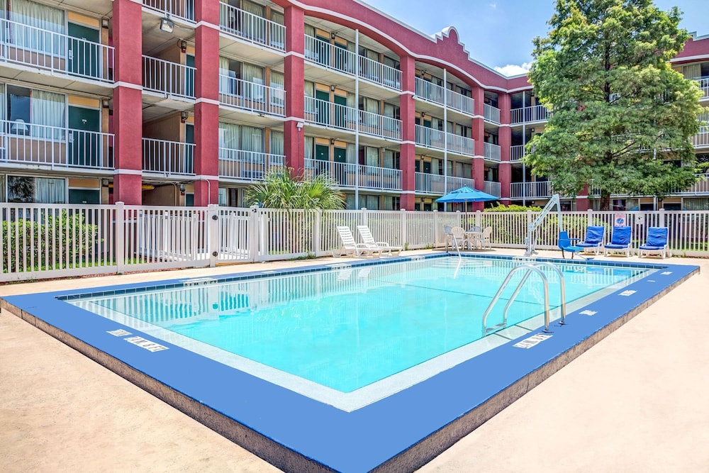 Days Inn by Wyndham York Alabama 7/32