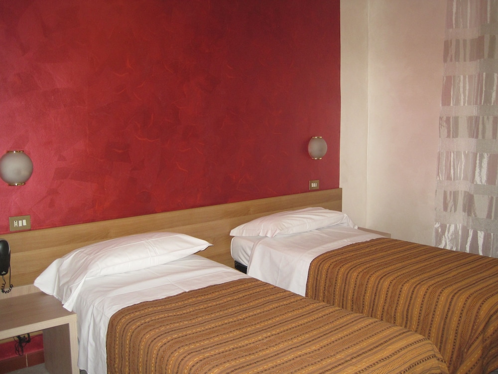 ROOM, TWIN BEDS