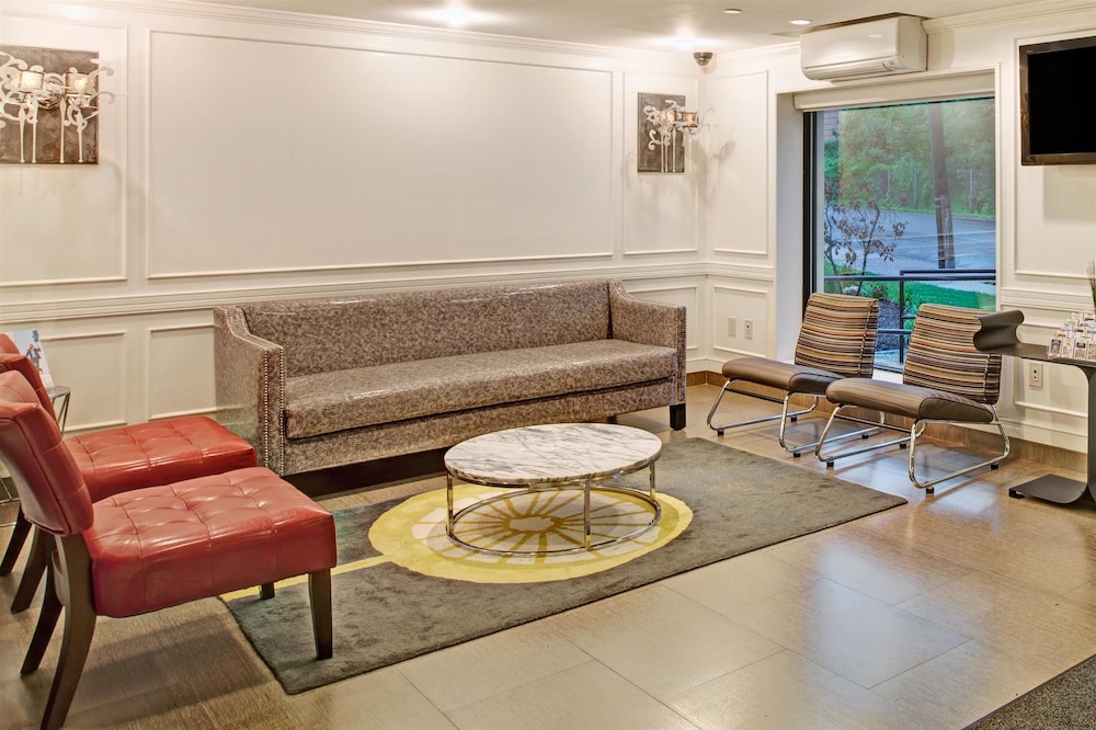 Ramada By Wyndham Staten Island 22/38