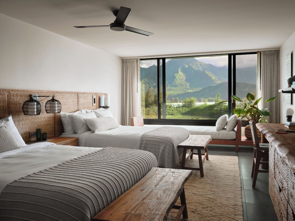 room, 2 queen beds, mountain view