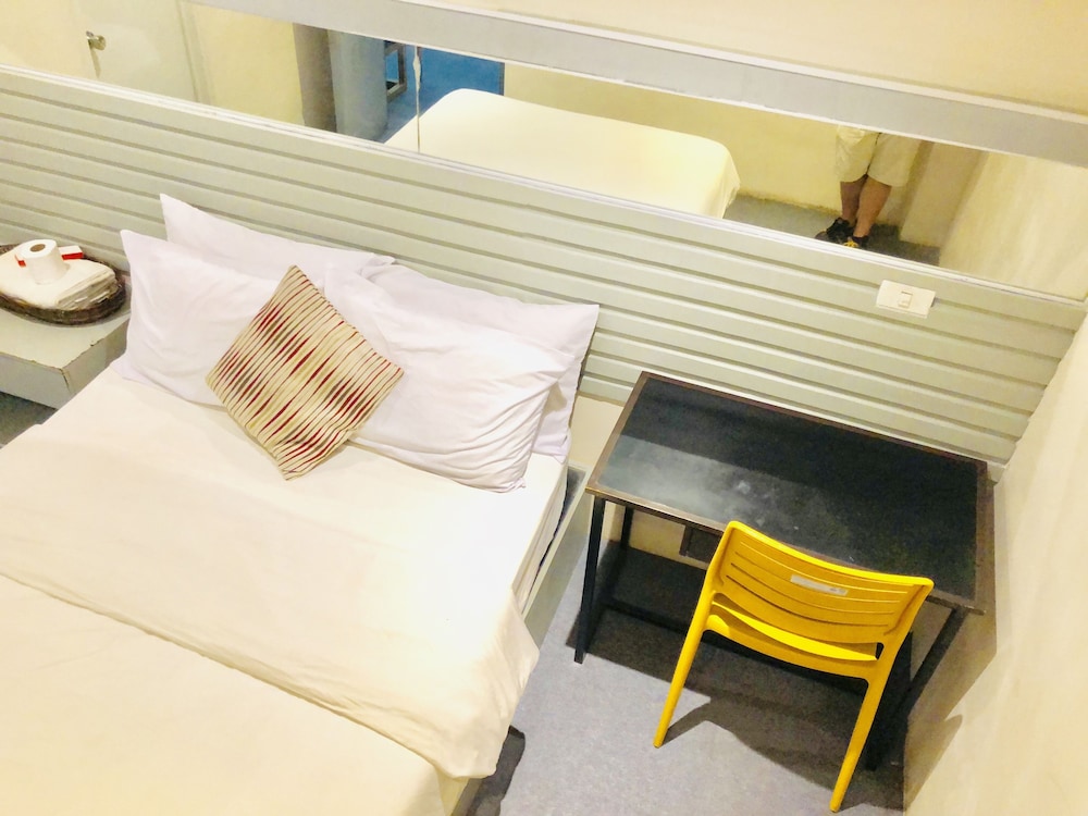 Hometown Hotel Bacolod - Lacson 17/74