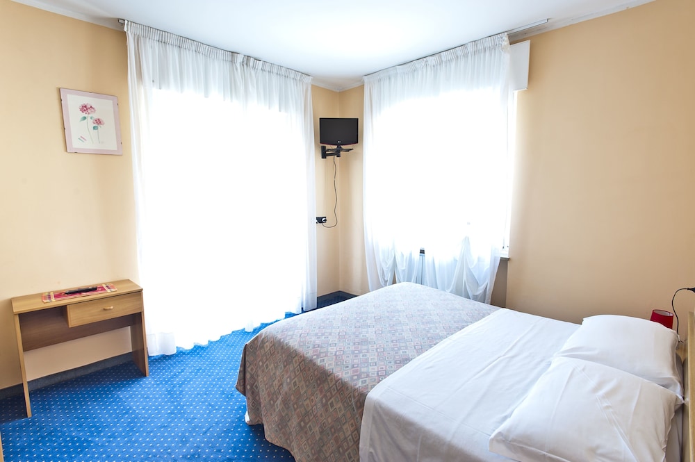 ROOM, DOUBLE OR TWIN BED