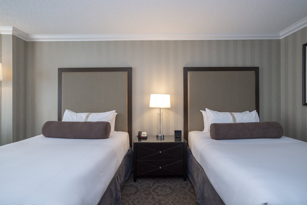 Sandman Signature Edmonton Downtown Hotel 12/46