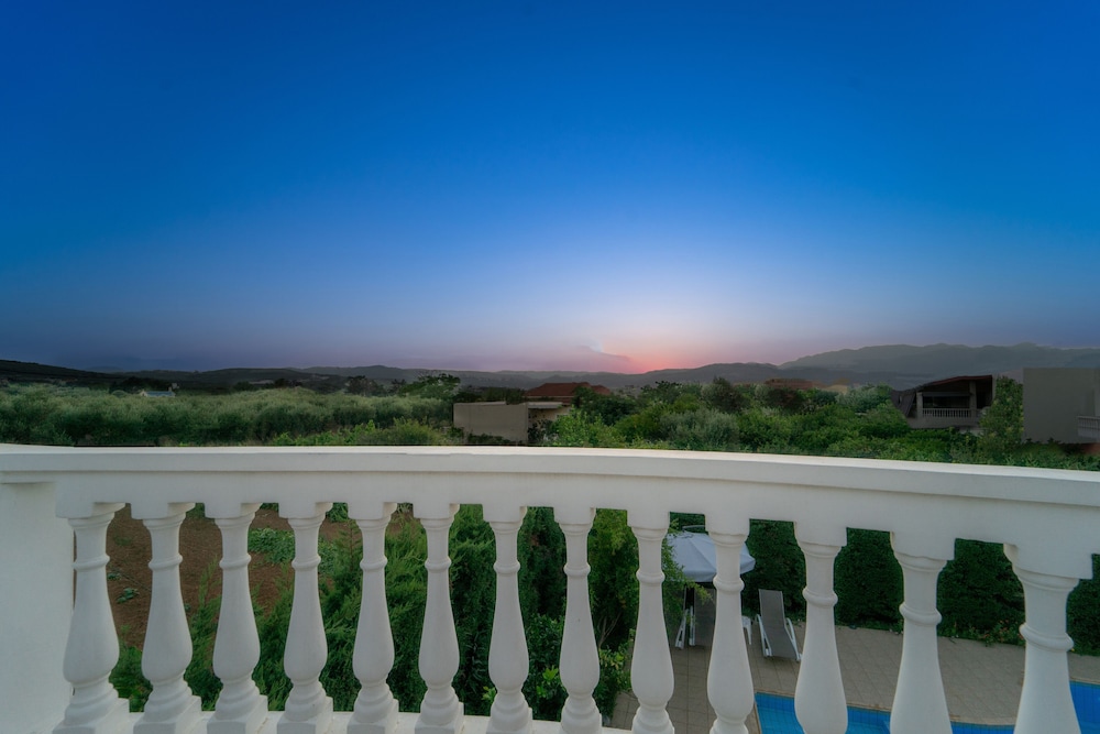 GOLDEN ROSE SUITES 52/62