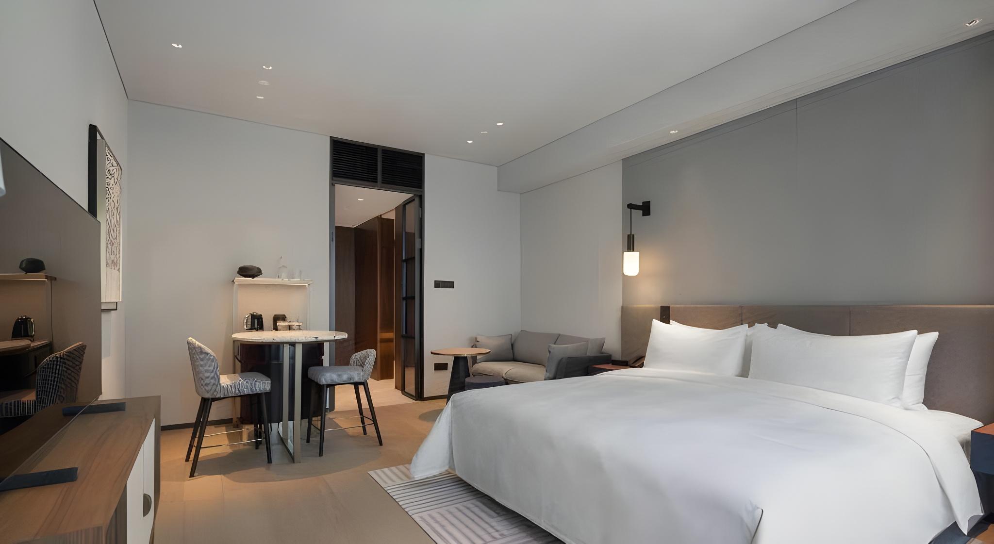 Business, Queen Bed