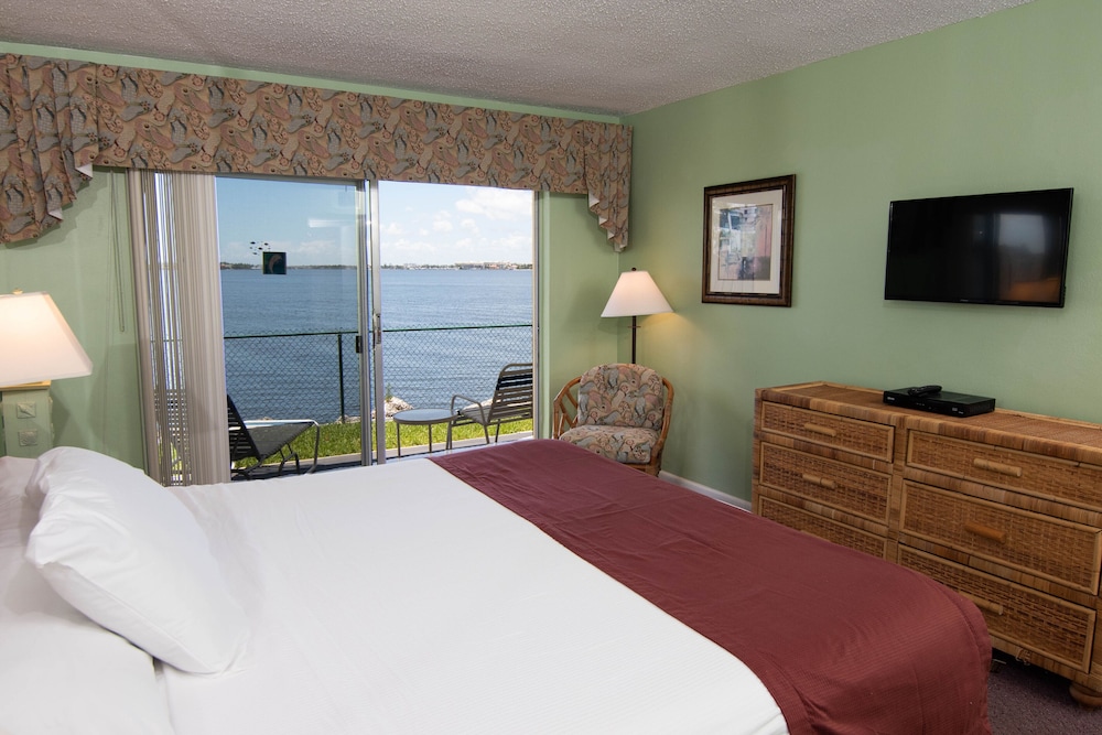 PALM BEACH WATERFRONT SUITES 18/67