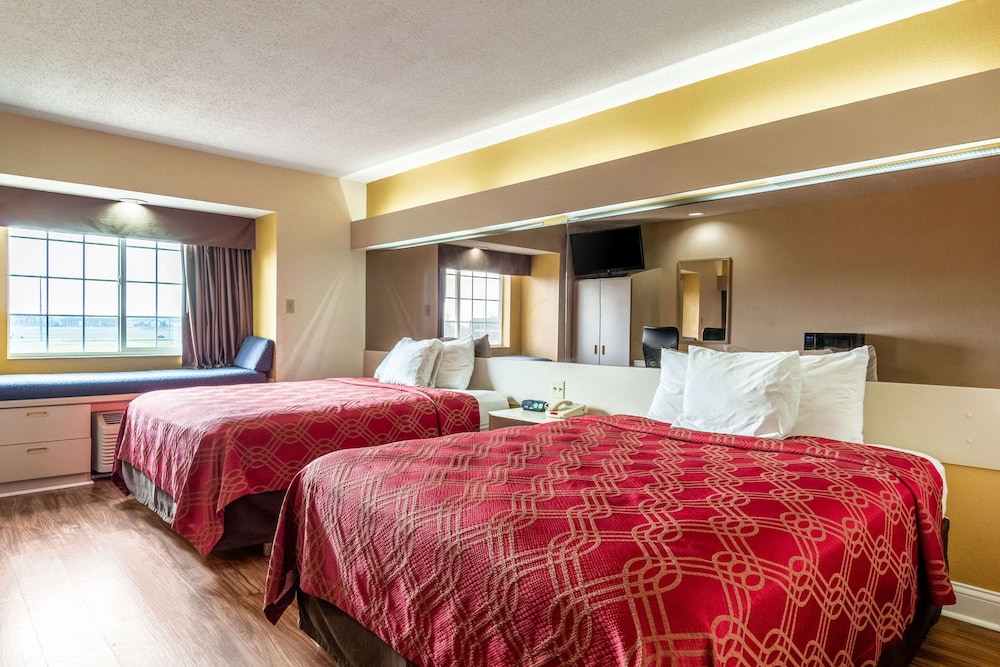 Econo Lodge Inn & Suites Evansville East 10/40