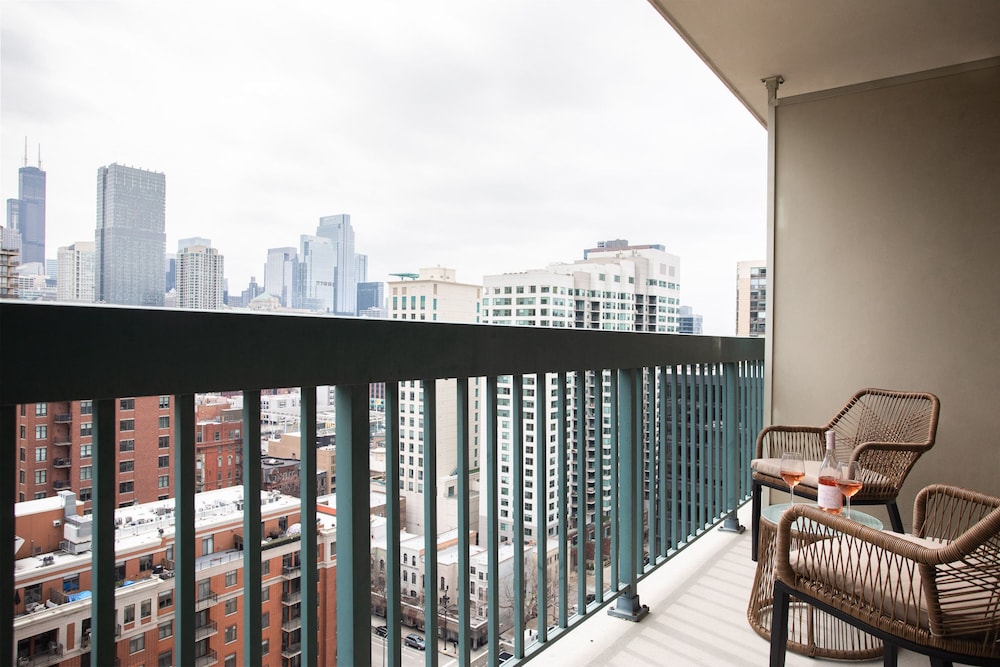 Kasa Chicago River North Apartments 2/50