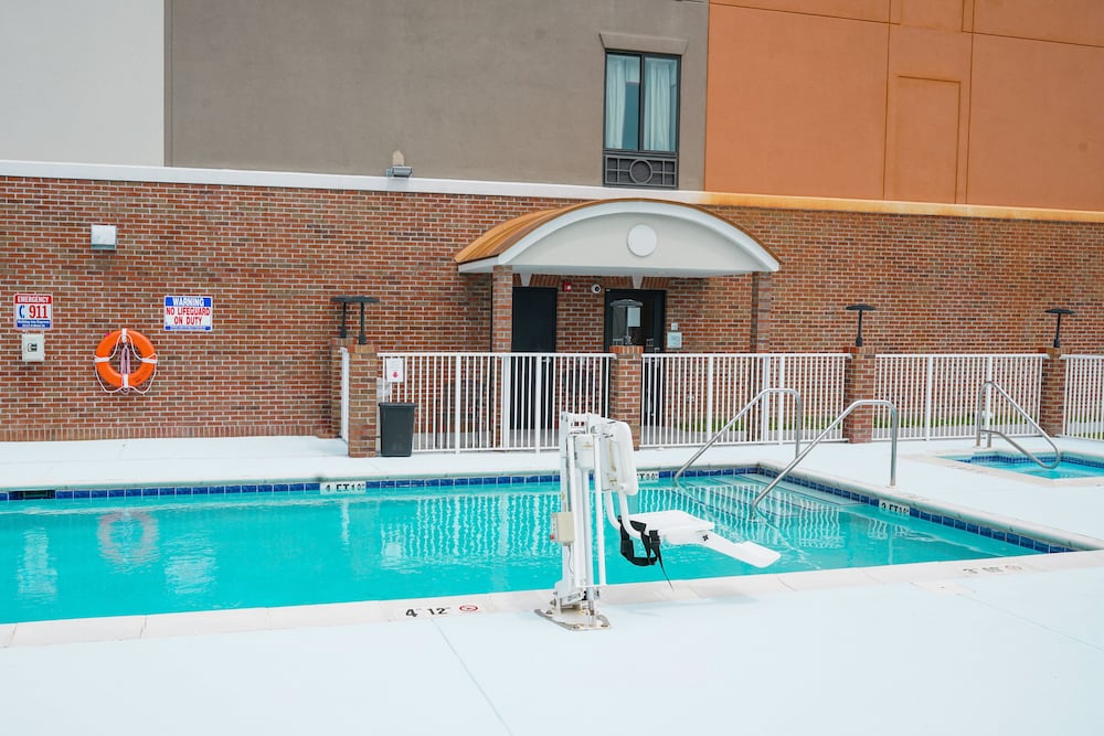 Holiday Inn Express & Suites Hope Mills Fayetteville Airport 23/37