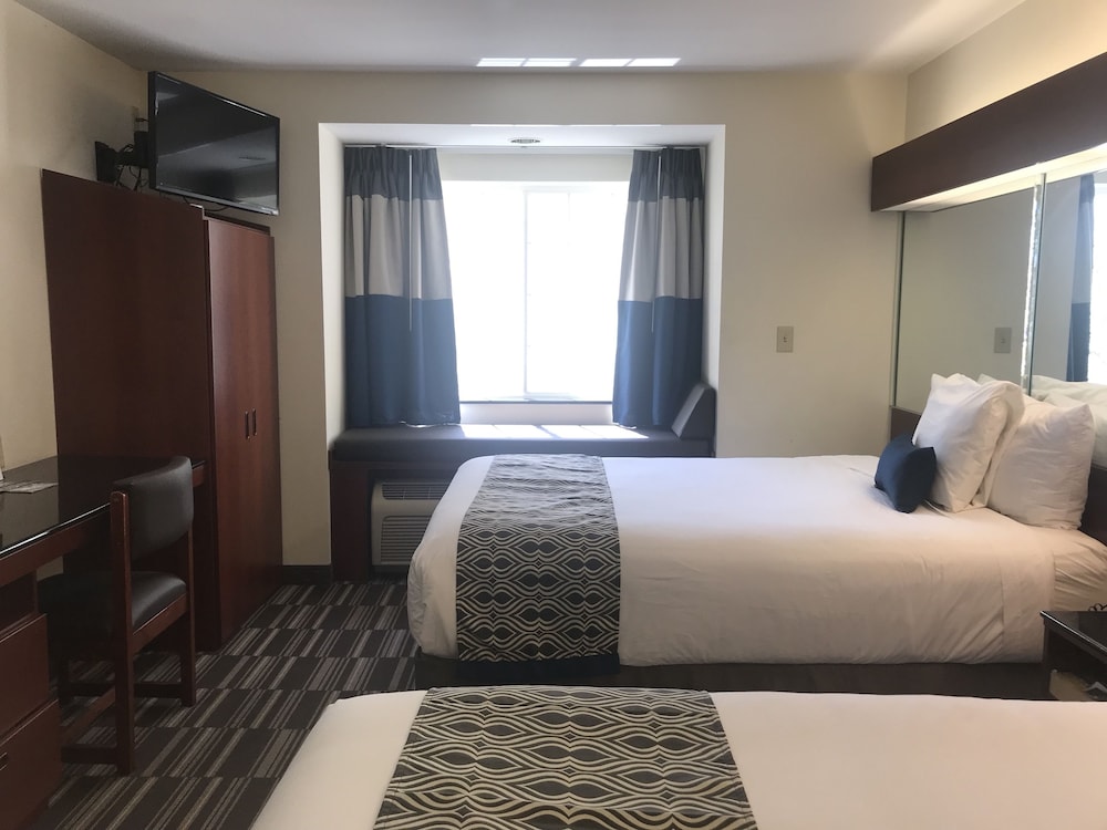 Microtel Inn & Suites by Wyndham Indianapolis Airport 12/36