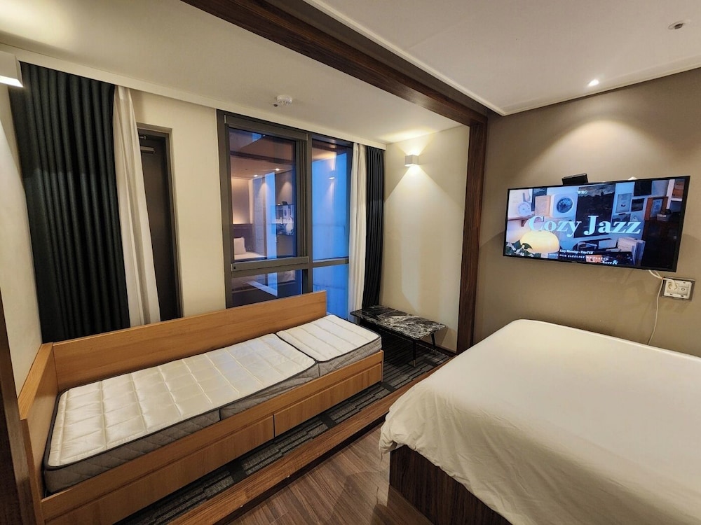 STUDIO, MULTIPLE BEDS, KITCHEN