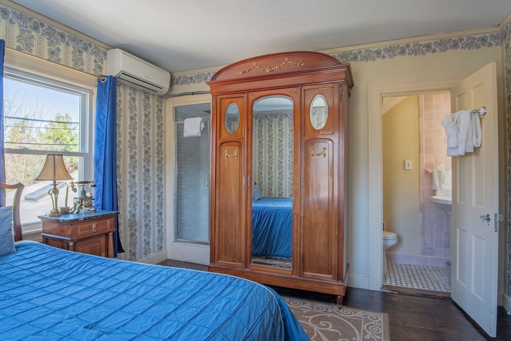 The Yankee Clipper Inn 8/50