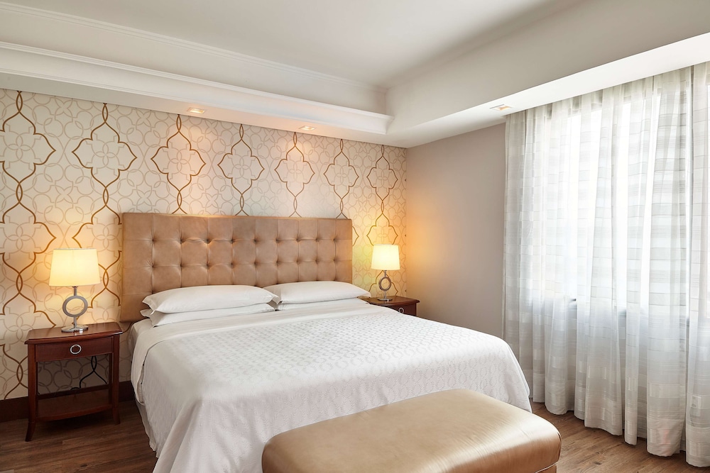 DELUXE, KING BED