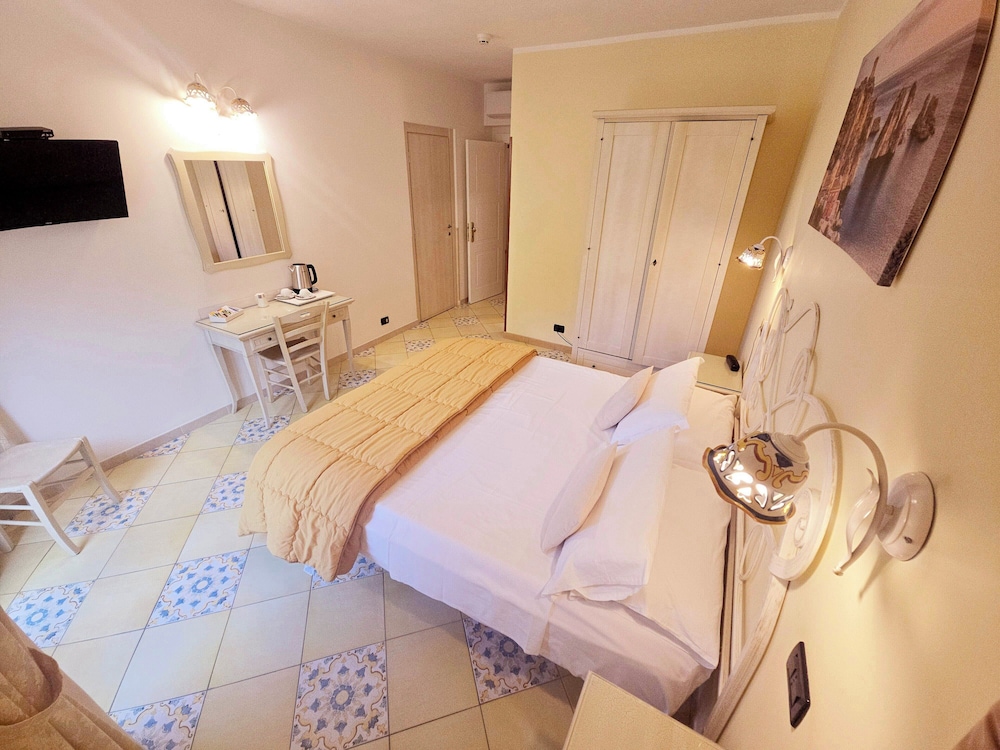 ROOM, DOUBLE OR TWIN BED, PARTIAL SEA VIEW