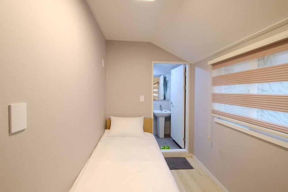 ROOM, SINGLE
