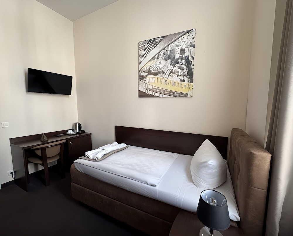 Upper Room Hotel 34/73
