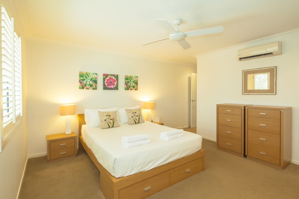 NOOSA ENTRANCE WATERFRONT RESORT 16/80