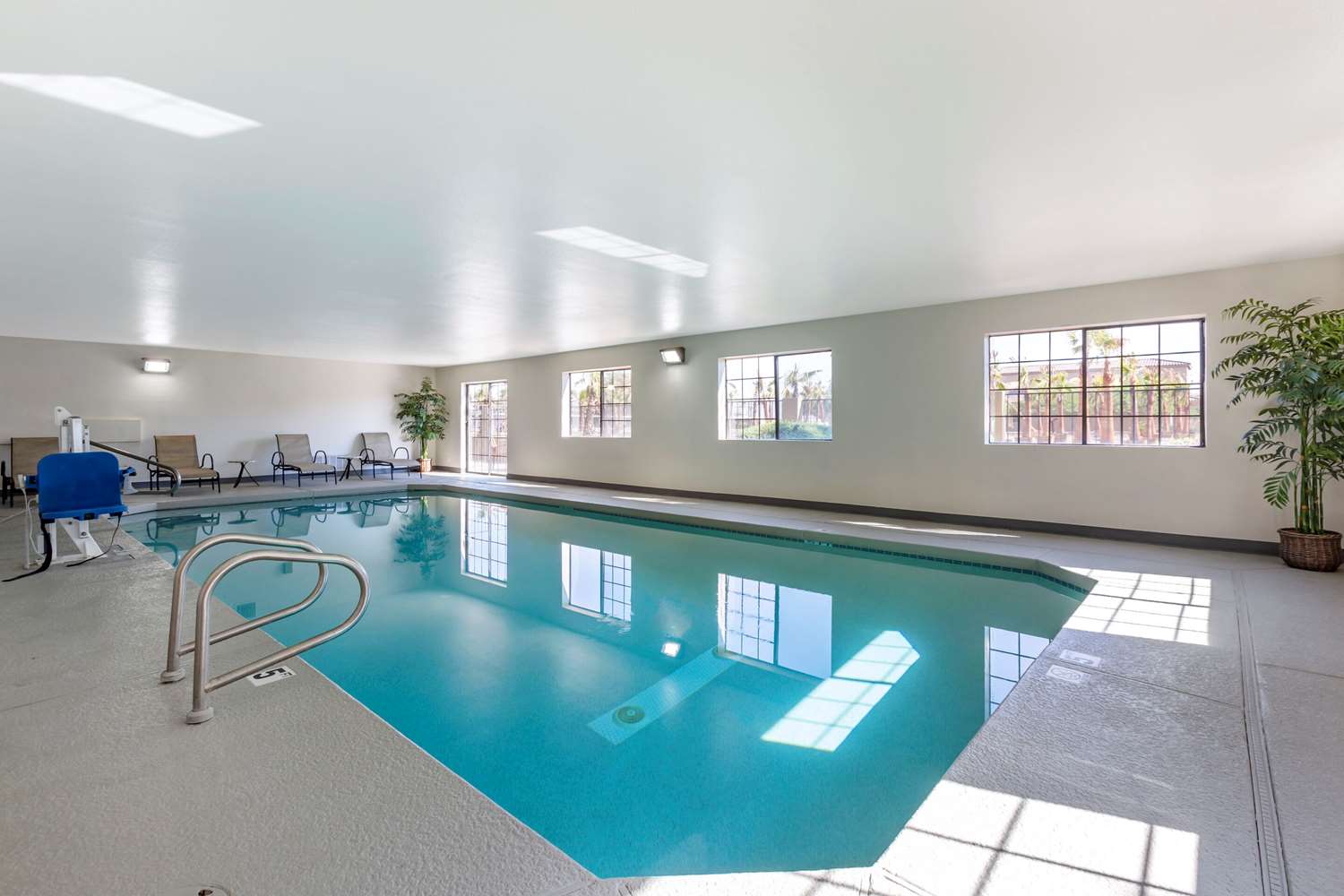 Comfort Inn and Suites Surprise Near Sun City West 55/55