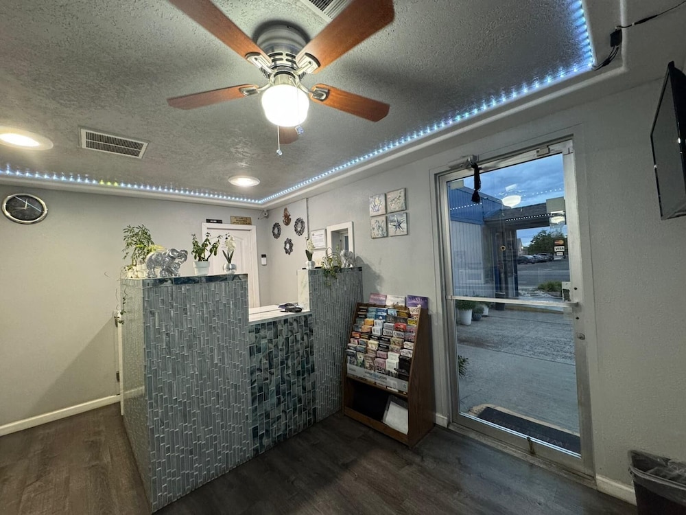 Capital O Budget Inn Ontario I-84 8/52