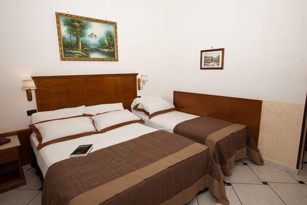 Garibaldi Hotel 18/48