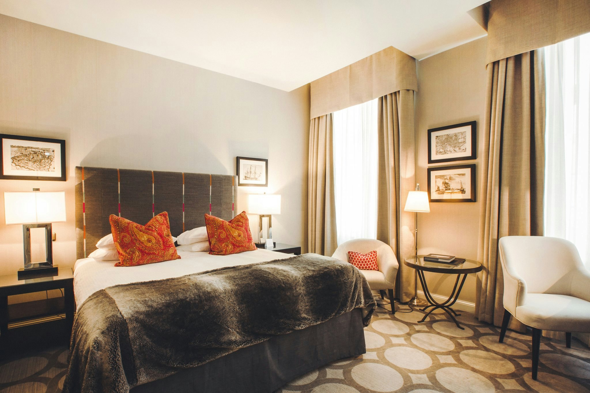 DELUXE, KING BED
