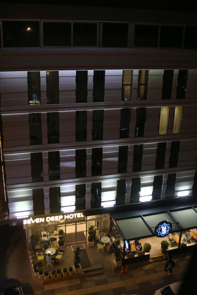 Seven Deep Hotel 4/42