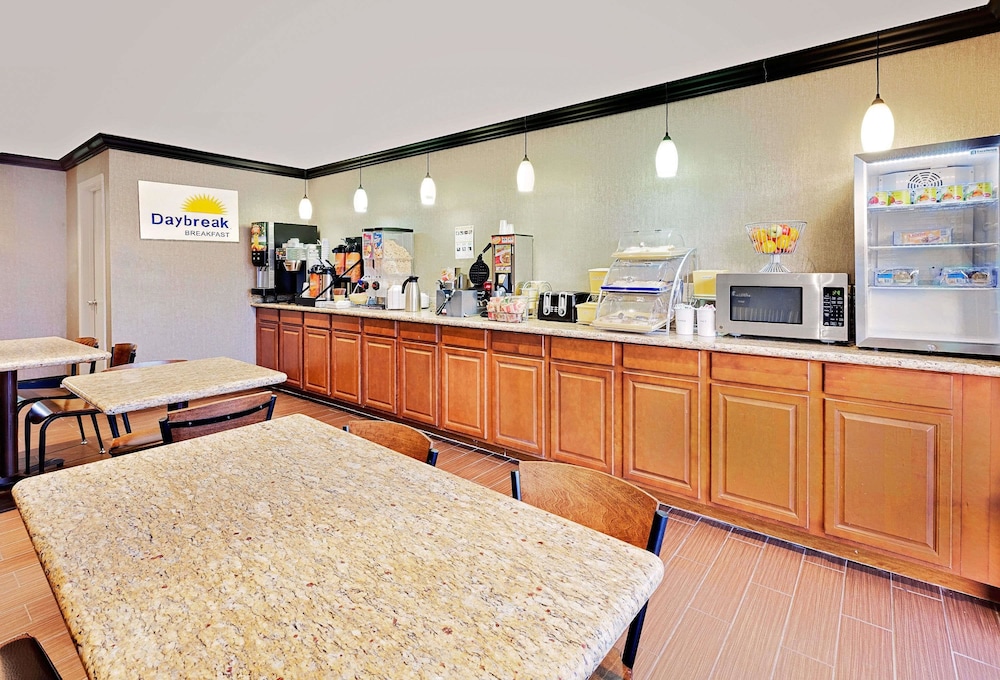 Quality Inn & Suites Dumas, AR 24/33