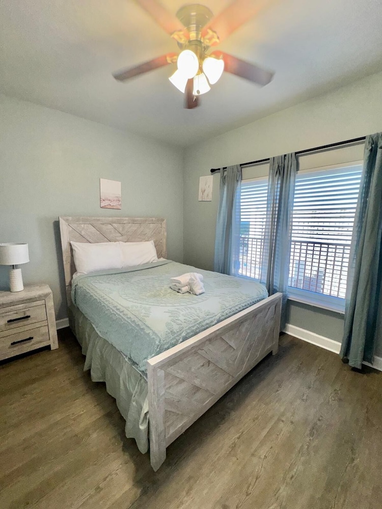2 Bedrooms, Condo, King Bed, 1 Queen and 1 Bunk Bed, Ocean Front, Sofa