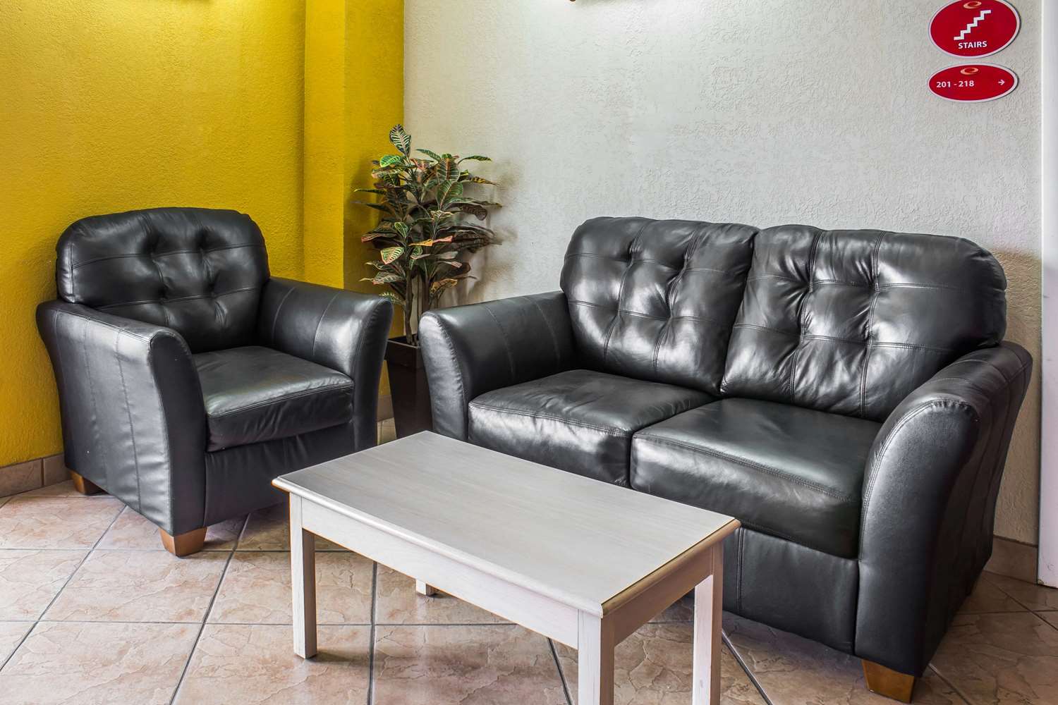 Econo Lodge Inn & Suites Walnut 17/30