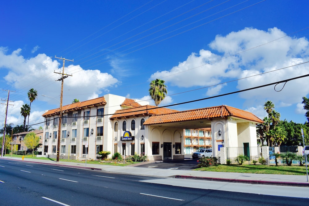 Days Inn by Wyndham Anaheim Near The Park 6/45